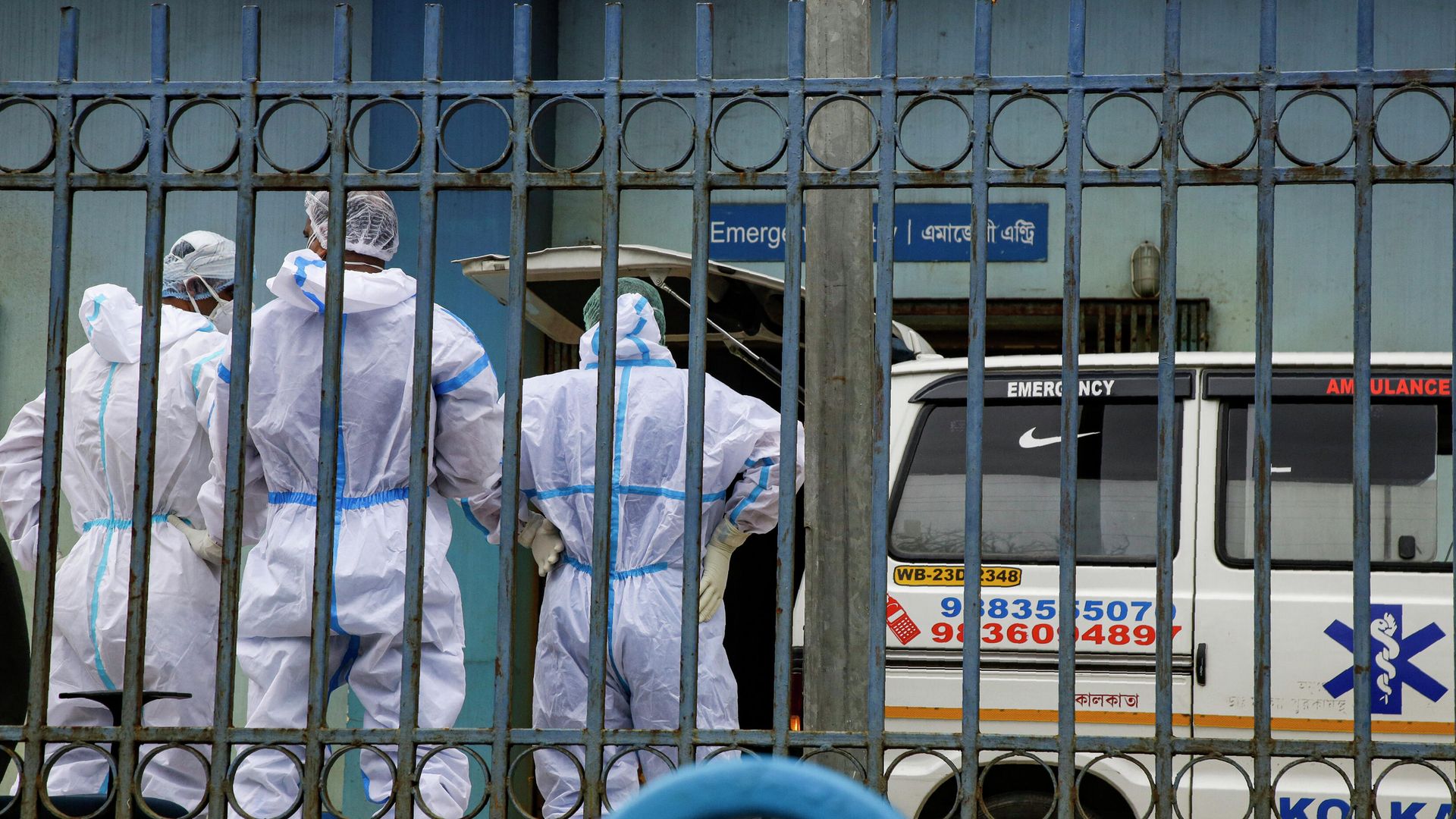 Медики у автомобиля скорой помощи в Индии Медики у автомобиля скорой помощи в Индии - РИА Новости, 1920, 08.12.2020