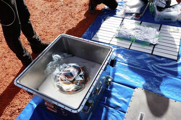 Капсула с грунтом, собранным космическим зондом Хаябуса-2 на астероиде Рюгу в Австралии Капсула с грунтом, собранным космическим зондом Хаябуса-2 на астероиде Рюгу в Австралии
