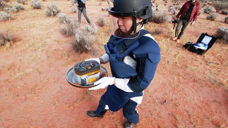 Член команды JAXA с капсулой с грунтом, собранным космическим зондом Хаябуса-2 на астероиде Рюгу в Вумера, Австралия Член команды JAXA с капсулой с грунтом, собранным космическим зондом Хаябуса-2 на астероиде Рюгу в Вумера, Австралия