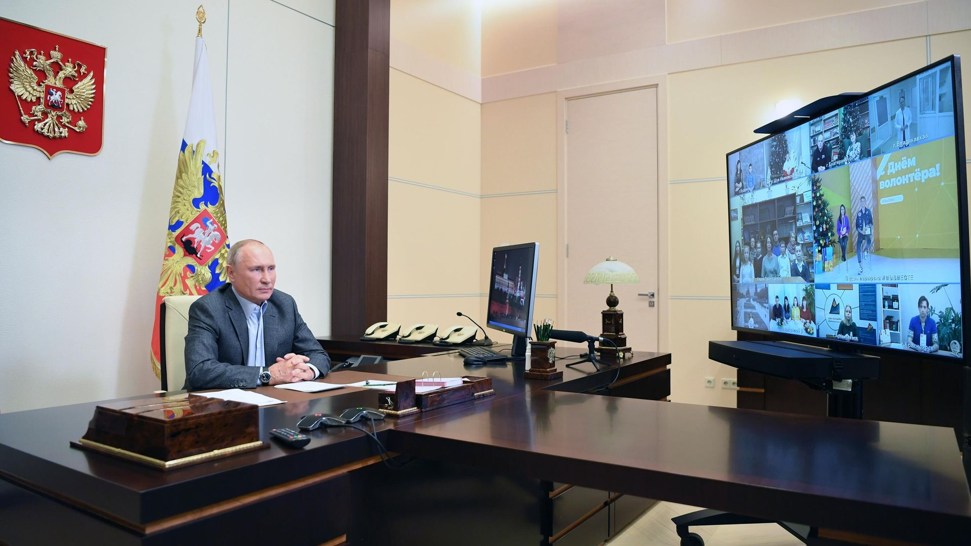 Президент РФ В. Путин встретился с волонтерами и финалистами конкурса Доброволец России - 2020 Президент РФ В. Путин встретился с волонтерами и финалистами конкурса Доброволец России - 2020 - РИА Новости, 1920, 07.12.2020