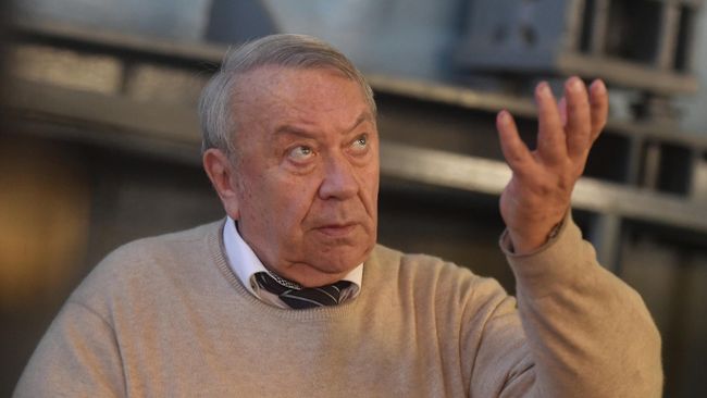 Владимир Фортов у специальной взрывной камеры, перед началом уникального эксперимента – моделирования мощного взрыва в Объединенном институте высоких температур РАН Владимир Фортов у специальной взрывной камеры, перед началом уникального эксперимента – моделирования мощного взрыва в Объединенном институте высоких температур РАН