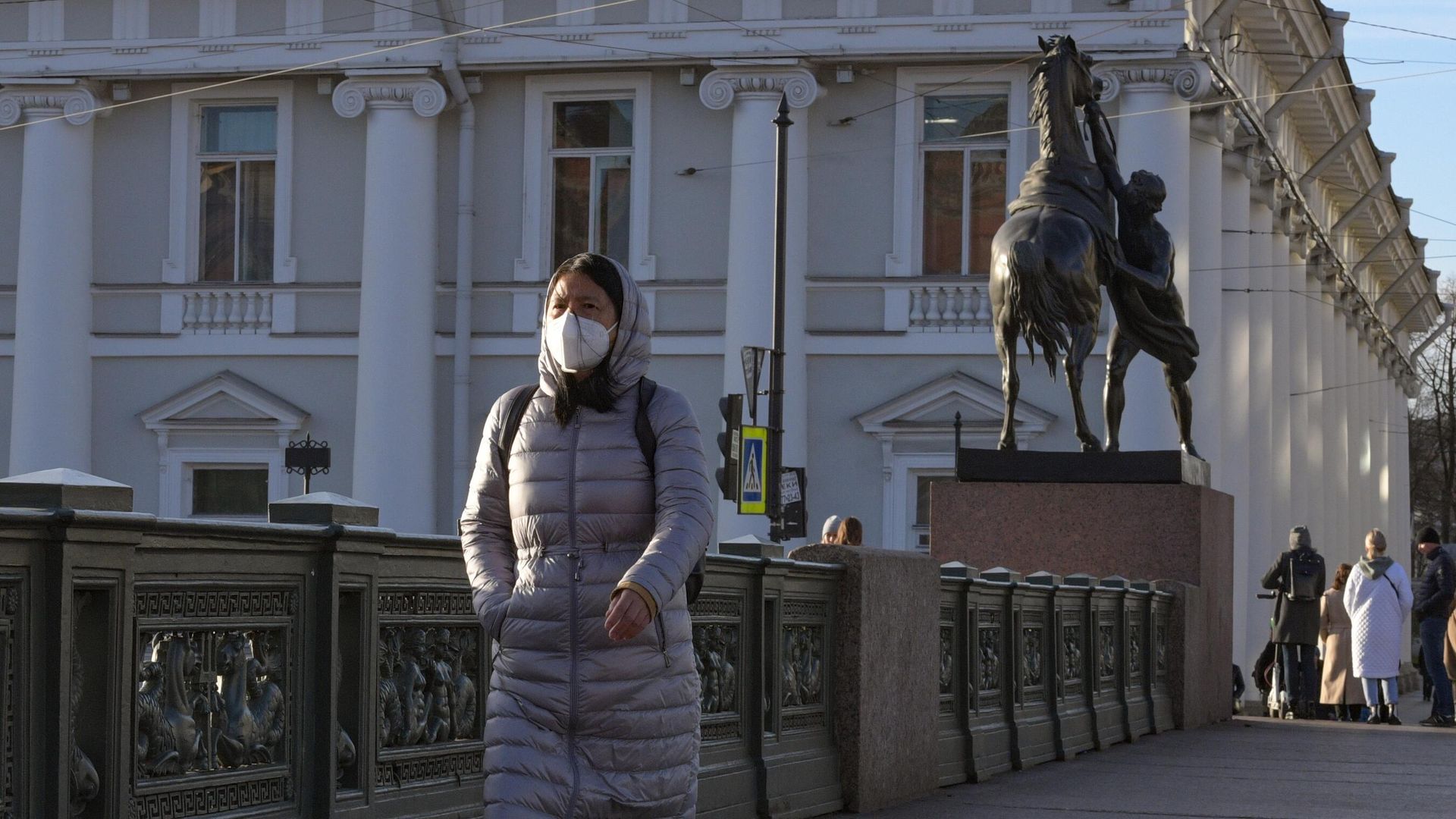 Девушка в маске на Невском проспекте в Санкт-Петербурге Девушка в маске на Невском проспекте в Санкт-Петербурге - РИА Новости, 1920, 09.12.2020