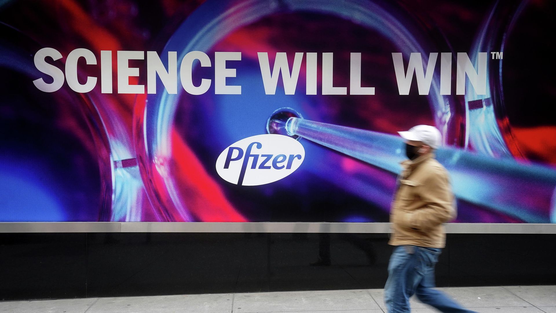 Плакат у здания штаб-квартиры Pfizer в Нью-Йорке Плакат у здания штаб-квартиры Pfizer в Нью-Йорке - РИА Новости, 1920, 10.12.2020