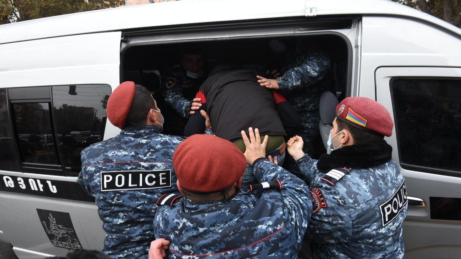 Сотрудники правоохранительных органов задерживают участника акции протеста - РИА Новости, 1920, 30.04.2022