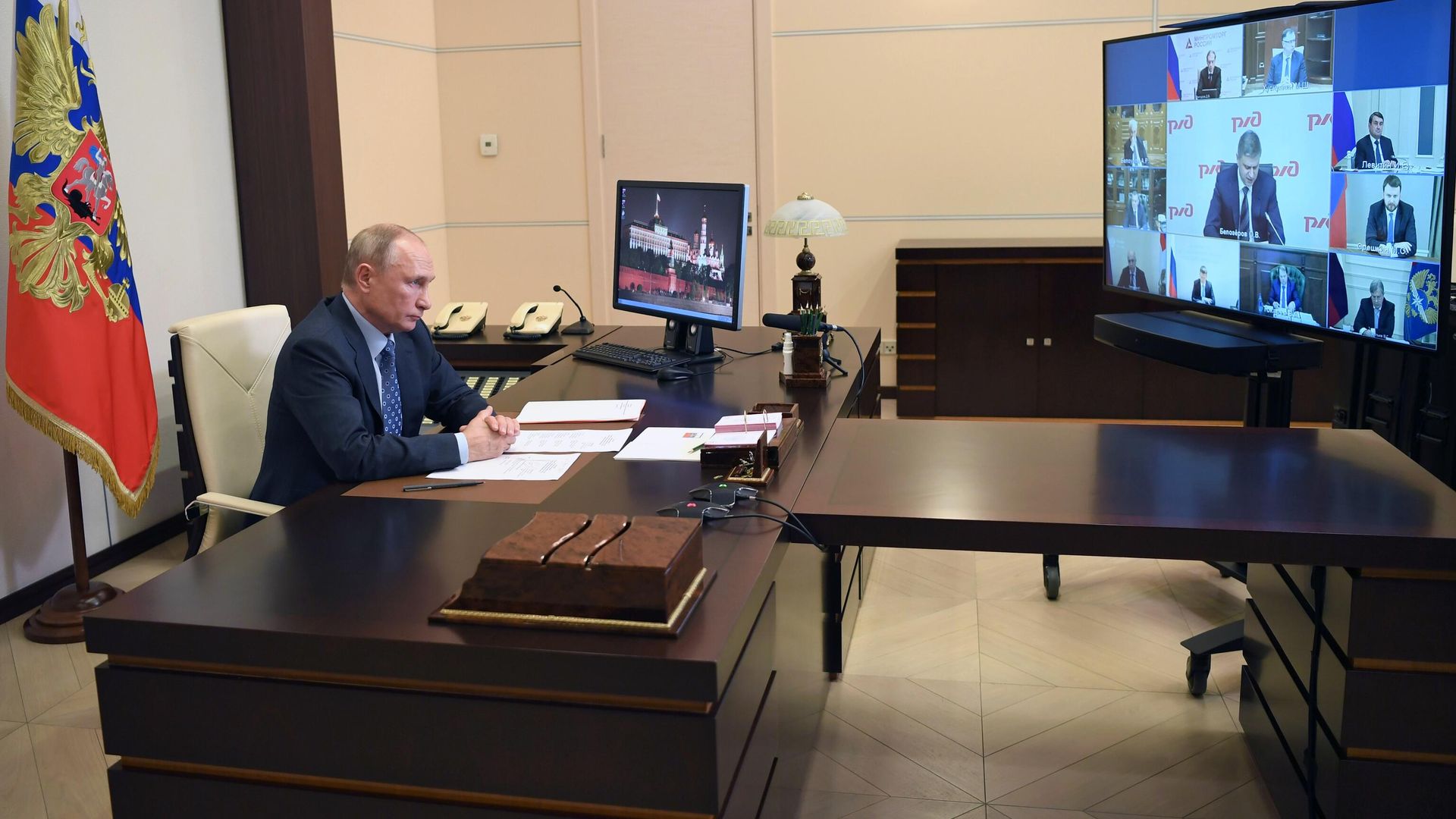 Президент РФ Владимир Путин проводит совещание о параметрах финансового плана и инвестиционной программы ОАО РЖД Президент РФ Владимир Путин проводит совещание о параметрах финансового плана и инвестиционной программы ОАО РЖД - РИА Новости, 1920, 24.12.2020