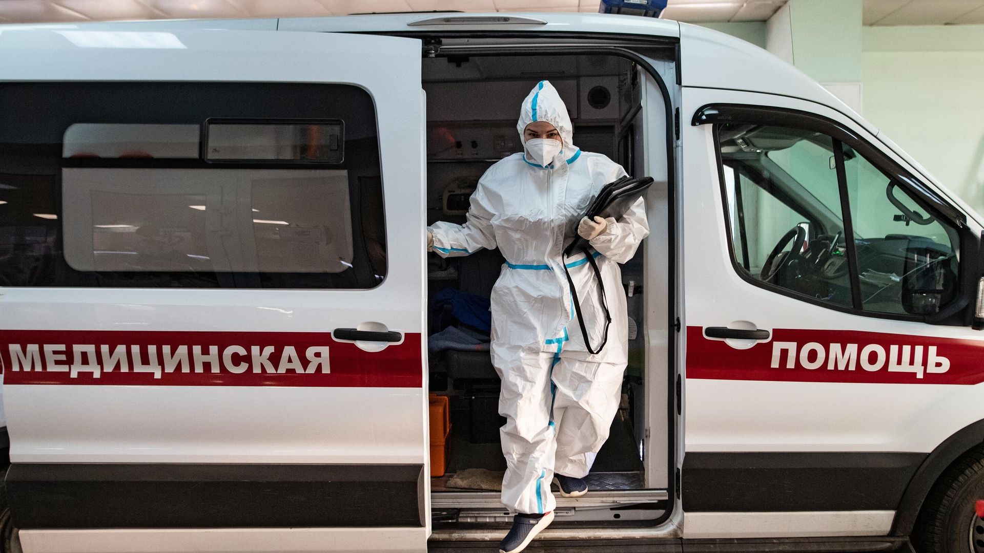 Сотрудник скорой медицинской помощи у приемного отделения клинической больнице №15 имени О. М. Филатова в Москве Сотрудник скорой медицинской помощи у приемного отделения клинической больнице №15 имени О. М. Филатова в Москве - РИА Новости, 1920, 10.04.2021