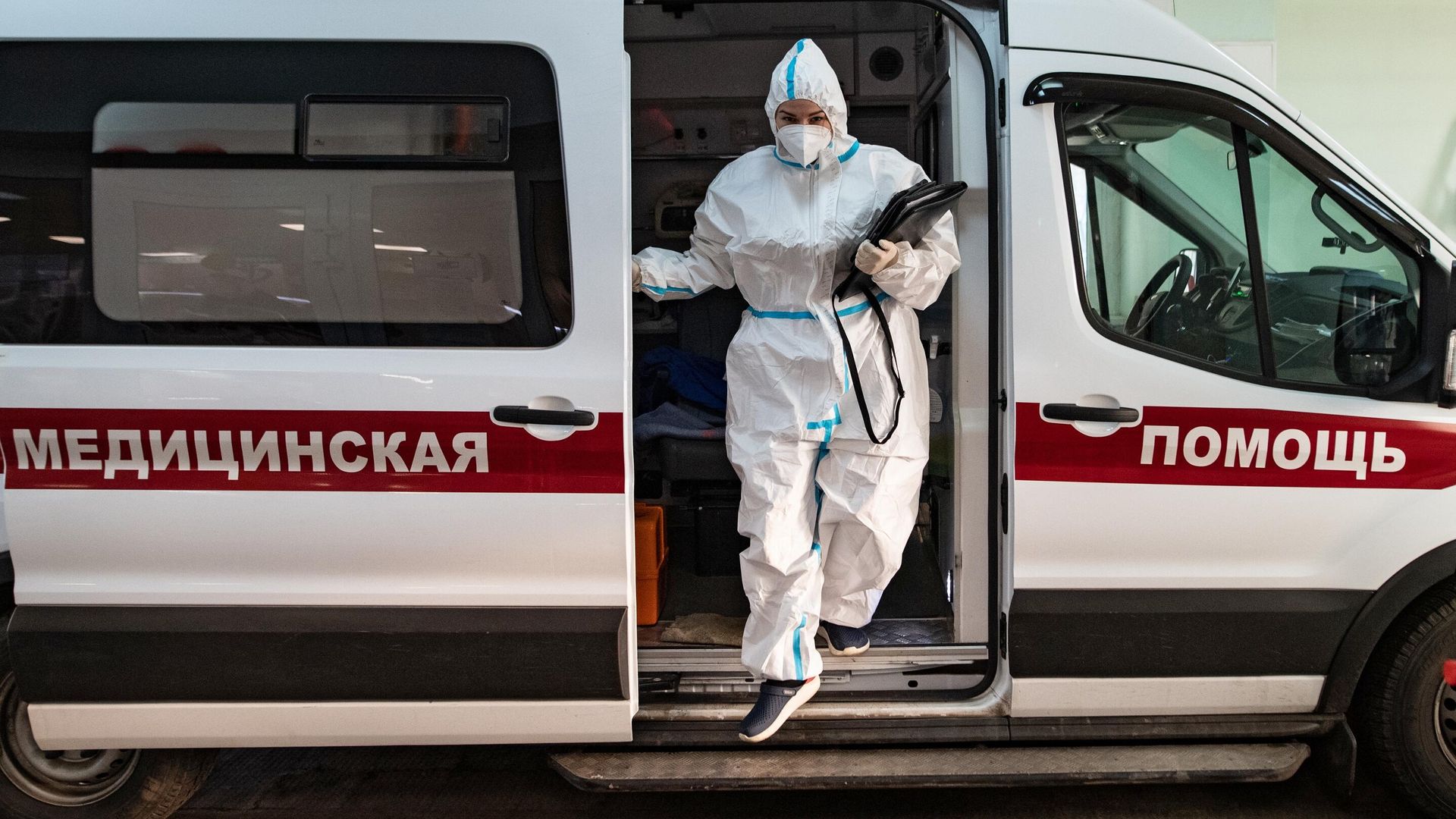 Сотрудник скорой медицинской помощи у приемного отделения клинической больнице №15 имени О. М. Филатова в Москве Сотрудник скорой медицинской помощи у приемного отделения клинической больнице №15 имени О. М. Филатова в Москве - РИА Новости, 1920, 13.01.2021