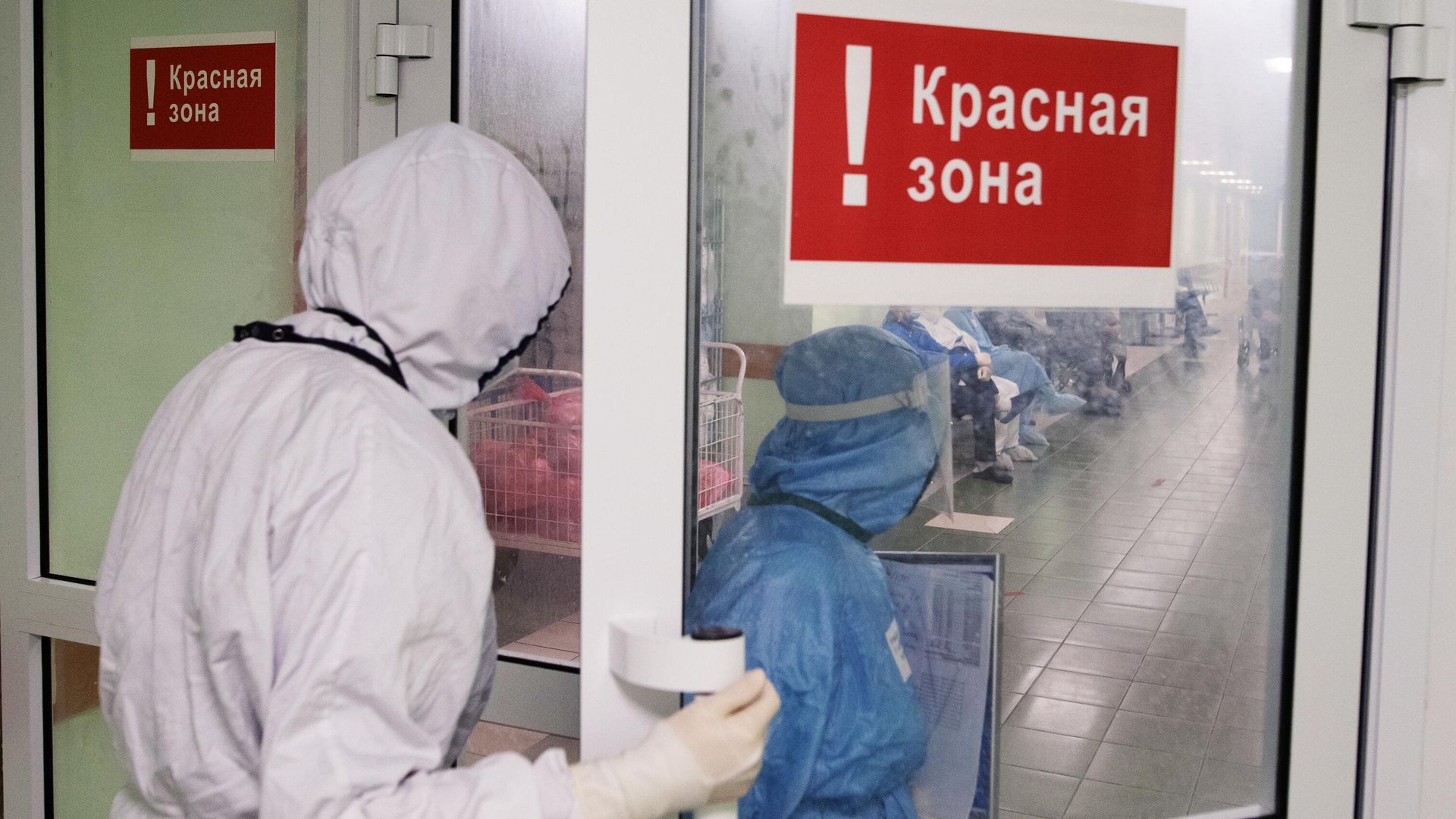 Медицинские сотрудники входят в красную зону городской клинической больницы № 15 имени О. М. Филатова в Москве Медицинские сотрудники входят в красную зону городской клинической больницы № 15 имени О. М. Филатова в Москве - РИА Новости, 1920, 28.12.2020