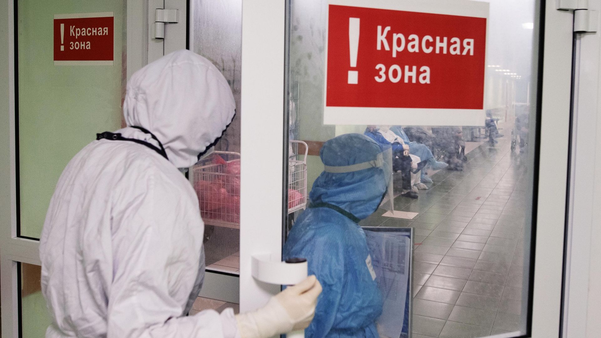 Медицинские сотрудники входят в красную зону городской клинической больницы № 15 имени О. М. Филатова в Москве Медицинские сотрудники входят в красную зону городской клинической больницы № 15 имени О. М. Филатова в Москве - РИА Новости, 1920, 06.04.2021
