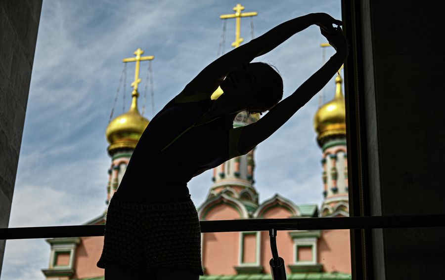 Артистка Ксения Хабинец на репетиции в театре Кремлевский балет в здании Государственного Кремлёвского дворца Артистка Ксения Хабинец на репетиции в театре Кремлевский балет в здании Государственного Кремлёвского дворца