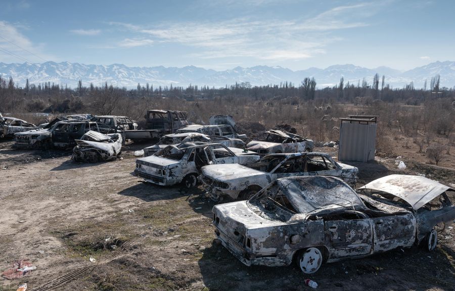 Автомобили, сожженные во время массовых беспорядков в Кордайском районе Жамбылской области Казахастана, вывезенные за пределы села Сортобе Автомобили, сожженные во время массовых беспорядков в Кордайском районе Жамбылской области Казахастана, вывезенные за пределы села Сортобе