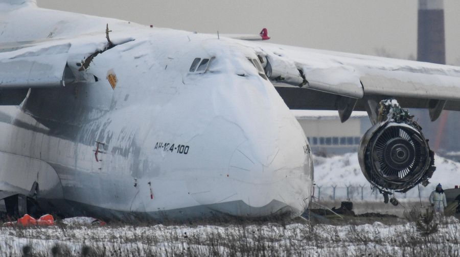 Грузовой самолет Ан-124, выкатившийся за взлётно-посадочную полосу, в новосибирском международном аэропорту Толмачево Грузовой самолет Ан-124, выкатившийся за взлётно-посадочную полосу, в новосибирском международном аэропорту Толмачево
