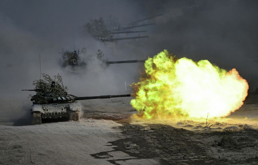 Танки Т-72 во время командно-штабных учений Кавказ-2020 на полигоне Раевский в Новороссийске Танки Т-72 во время командно-штабных учений Кавказ-2020 на полигоне Раевский в Новороссийске