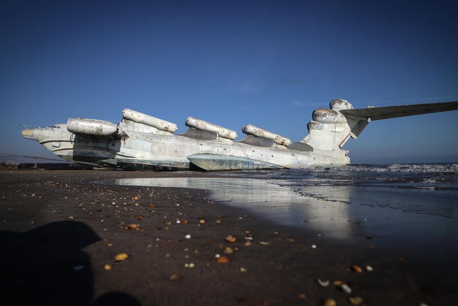 Советский ракетный экраноплан Лунь, лежащий на побережье Каспийского моря близ Дербента Советский ракетный экраноплан Лунь, лежащий на побережье Каспийского моря близ Дербента