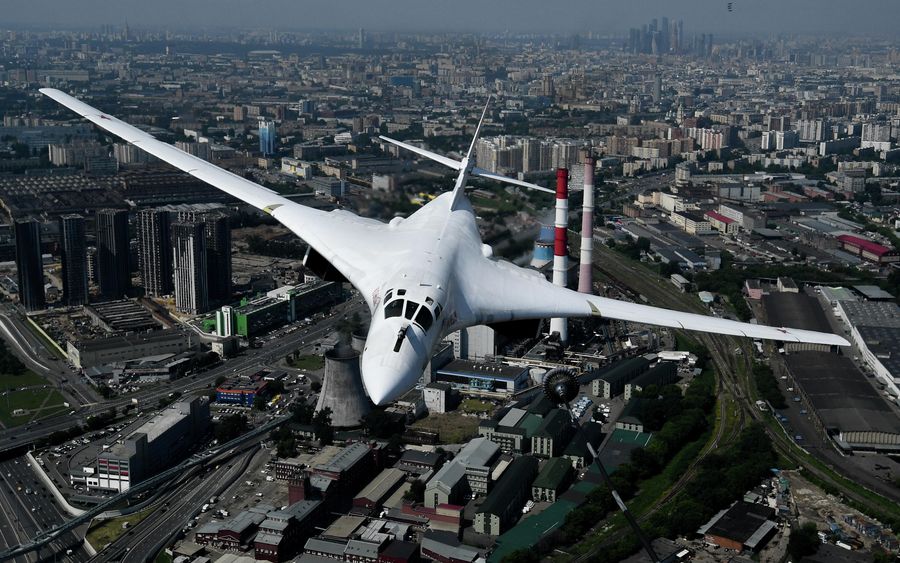 Стратегический бомбардировщик-ракетоносец Ту-160 во время генеральной репетиции воздушной части парада в честь 75-летия Победы в Великой Отечественной войне в Москве Стратегический бомбардировщик-ракетоносец Ту-160 во время генеральной репетиции воздушной части парада в честь 75-летия Победы в Великой Отечественной войне в Москве