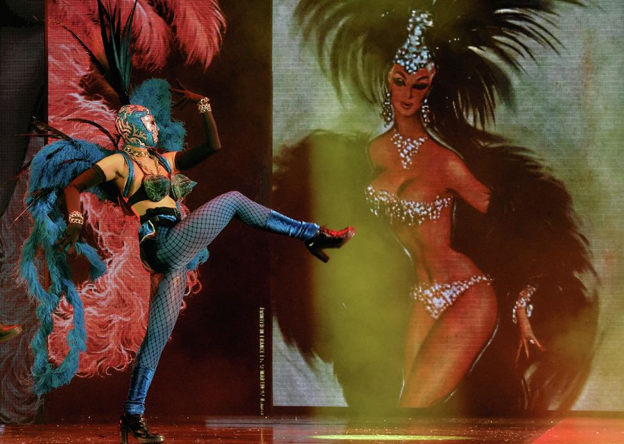 Артист в сцене из театрального спектакля Fashion Freak Show французского модельера Жана-Поля Готье в Санкт-Петербурге Артист в сцене из театрального спектакля Fashion Freak Show французского модельера Жана-Поля Готье в Санкт-Петербурге