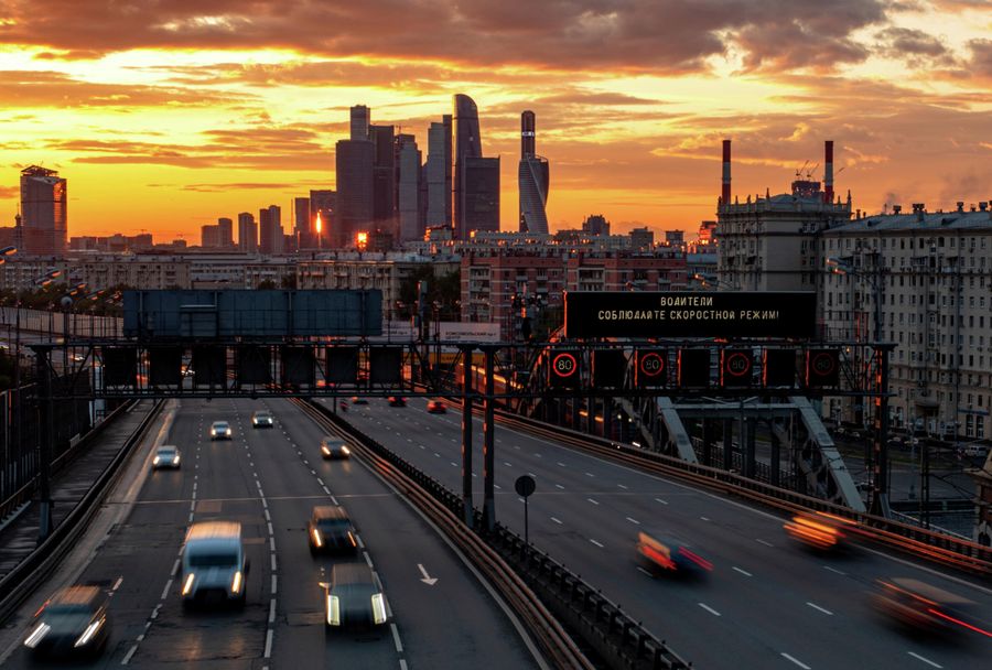 Автомобили движутся на третьем транспортном кольце в Москве Автомобили движутся на третьем транспортном кольце в Москве