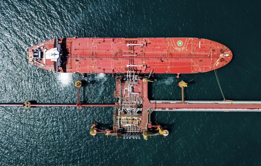 Нефтяной танкер у нефтеналивного терминала перевалочного комплекса Шесхарис в Краснодарском крае Нефтяной танкер у нефтеналивного терминала перевалочного комплекса Шесхарис в Краснодарском крае