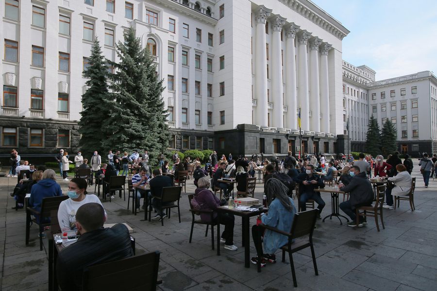 Предприниматели у здания администрации президента Украины с требованием отмены карантина в Киеве Предприниматели у здания администрации президента Украины с требованием отмены карантина в Киеве