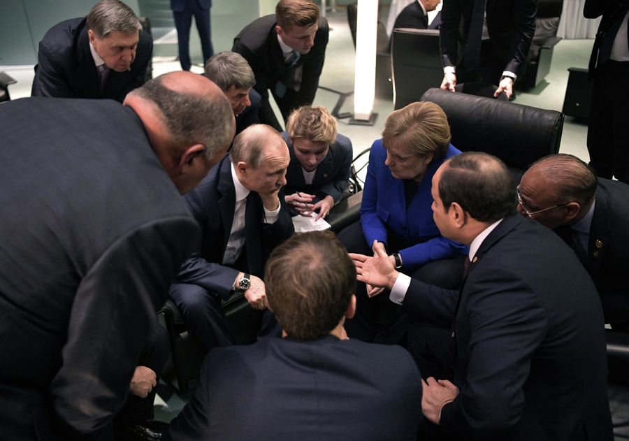 Президент РФ Владимир Путин, федеральный канцлер ФРГ Ангела Меркель и президент Египта Абдель Фаттах ас-Сиси во время встречи на полях Международной конференции по Ливии в Берлине Президент РФ Владимир Путин, федеральный канцлер ФРГ Ангела Меркель и президент Египта Абдель Фаттах ас-Сиси во время встречи на полях Международной конференции по Ливии в Берлине