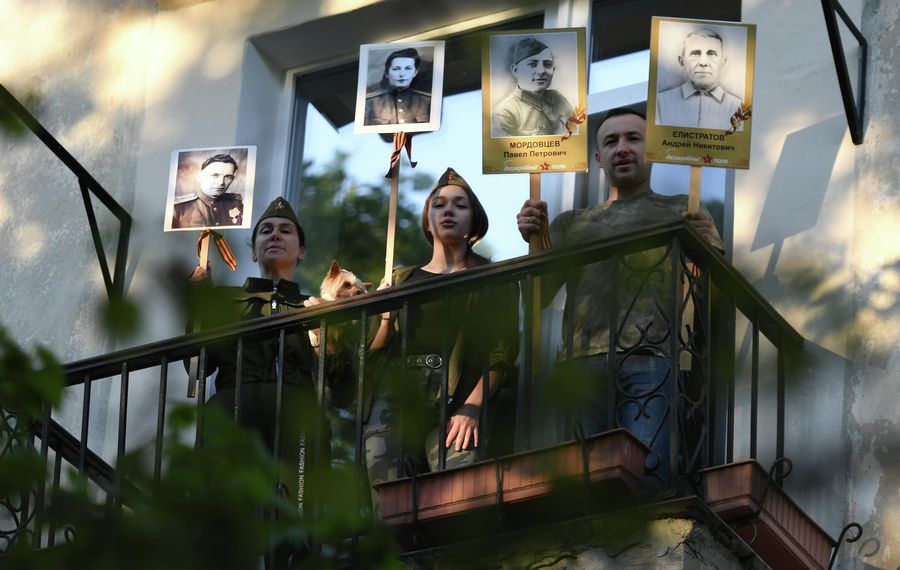 Жители дома с портретами родственников-фронтовиков поют песни на балконе в рамках всероссийской акции #ПоемДеньПобеды в Севастополе Жители дома с портретами родственников-фронтовиков поют песни на балконе в рамках всероссийской акции #ПоемДеньПобеды в Севастополе