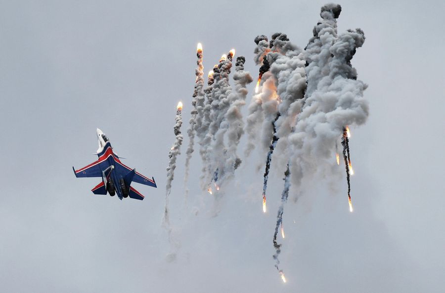 Истребитель Су-30СМ пилотажной группы Русские витязи на авиационном празднике в честь Дня Победы в Кубинке Истребитель Су-30СМ пилотажной группы Русские витязи на авиационном празднике в честь Дня Победы в Кубинке