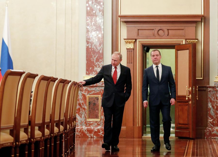 Президент РФ Владимир Путин и председатель правительства РФ Дмитрий Медведев перед встречей с членами правительства РФ Президент РФ Владимир Путин и председатель правительства РФ Дмитрий Медведев перед встречей с членами правительства РФ