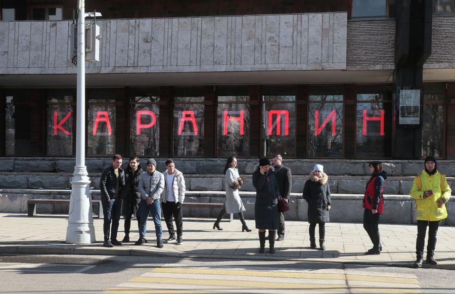 Люди возле Московского художественного академического театра имени М. Горького Люди возле Московского художественного академического театра имени М. Горького