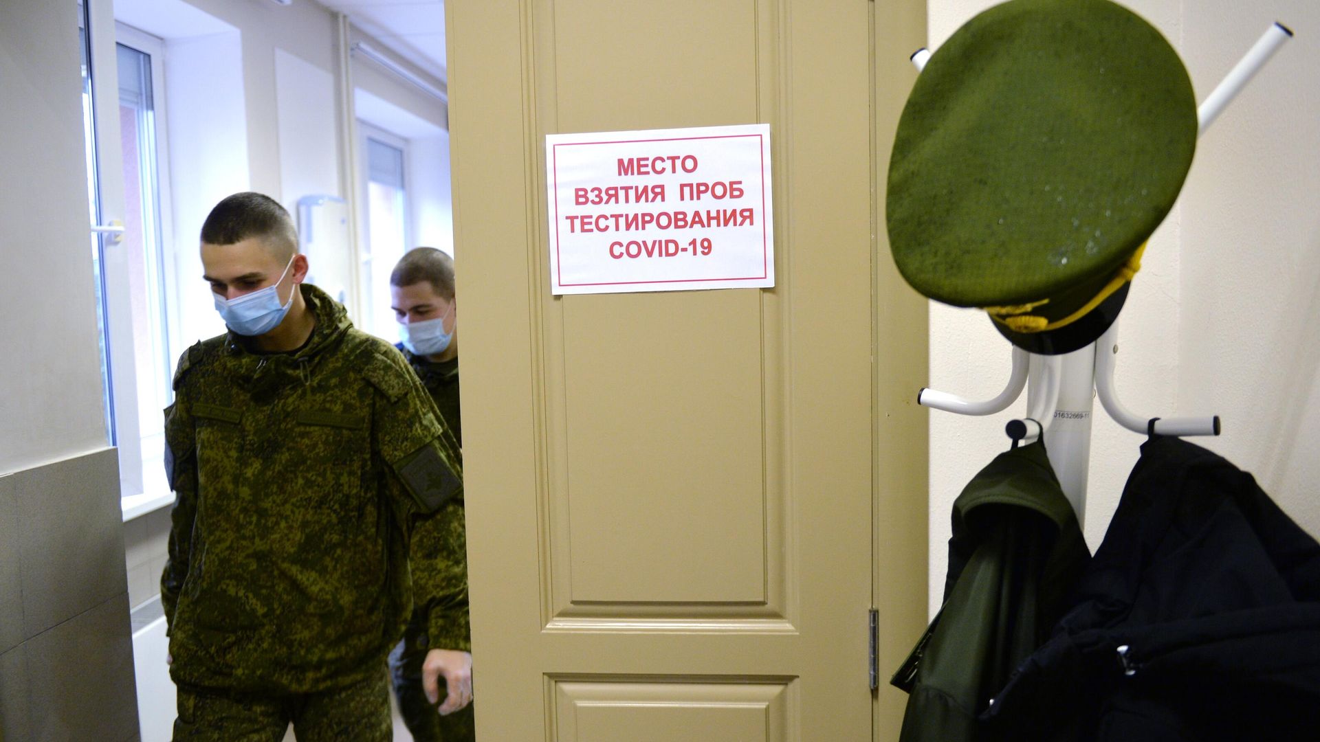 Тестирование на коронавирус в областном сборном пункте Егоршино в Свердловской области Тестирование на коронавирус в областном сборном пункте Егоршино в Свердловской области - РИА Новости, 1920, 31.12.2020