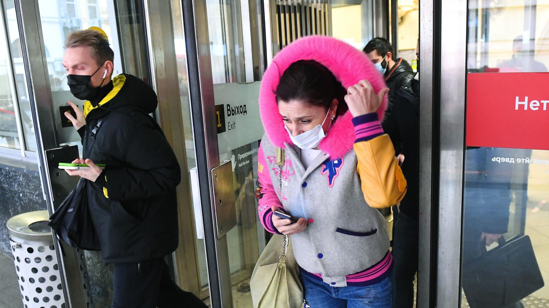 Люди в защитных масках выходят с одной из станций Московского метрополитена Люди в защитных масках выходят с одной из станций Московского метрополитена - РИА Новости, 1920, 10.02.2021