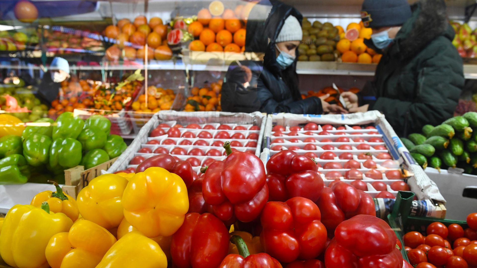 Продажа овощей на Преображенском рынке в Москве Продажа овощей на Преображенском рынке в Москве - РИА Новости, 1920, 25.01.2021