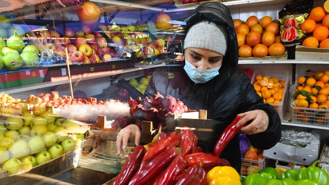 Продажа овощей и фруктов на рынке