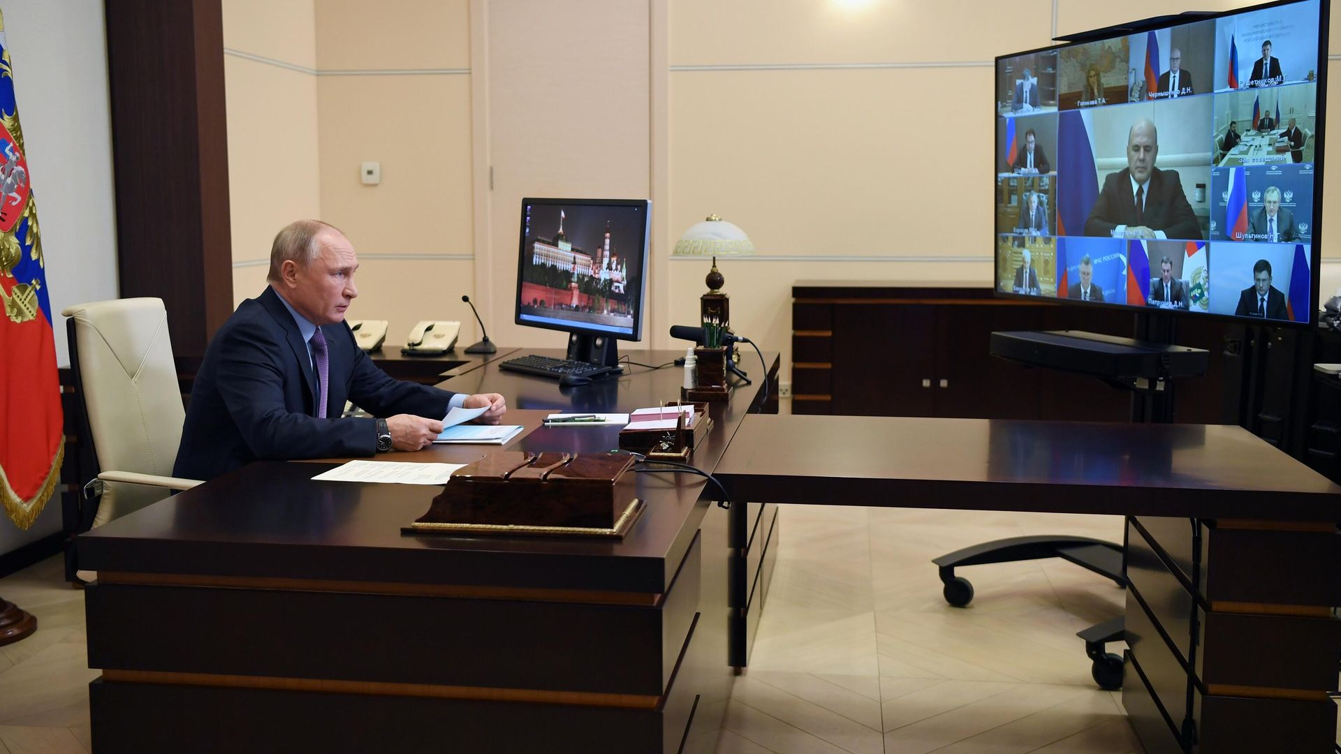Президент РФ Владимир Путин проводит в режиме видеоконференции совещание с членами правительства РФ Президент РФ Владимир Путин проводит в режиме видеоконференции совещание с членами правительства РФ - РИА Новости, 1920, 09.12.2020