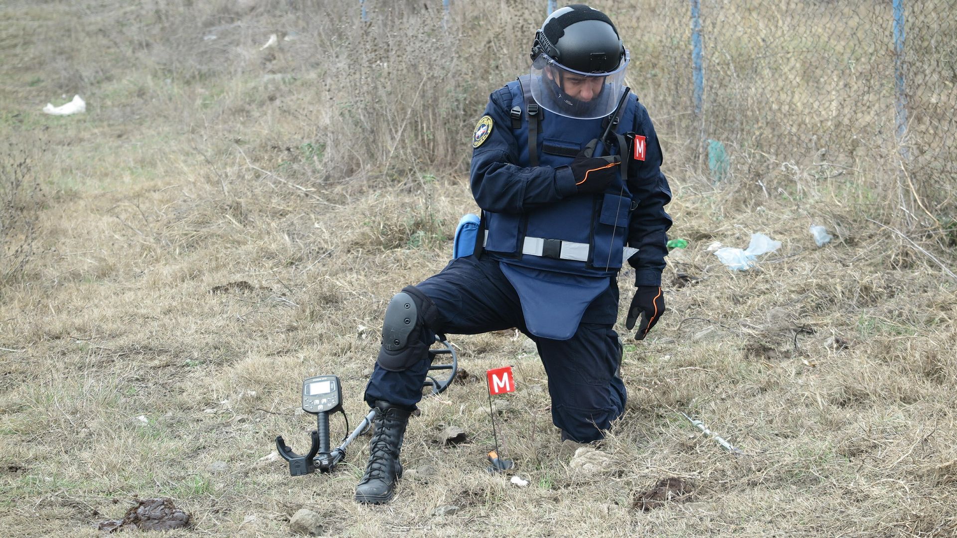Пиротехники МЧС России проводят разминирование в районе села Очапняк в пригороде Степанакерта - РИА Новости, 1920, 11.01.2021