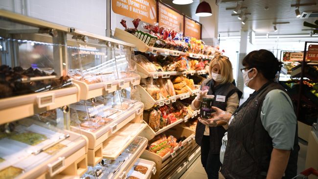 Продавцы в отделе хлебобулочных изделий магазина Магнит в Москве