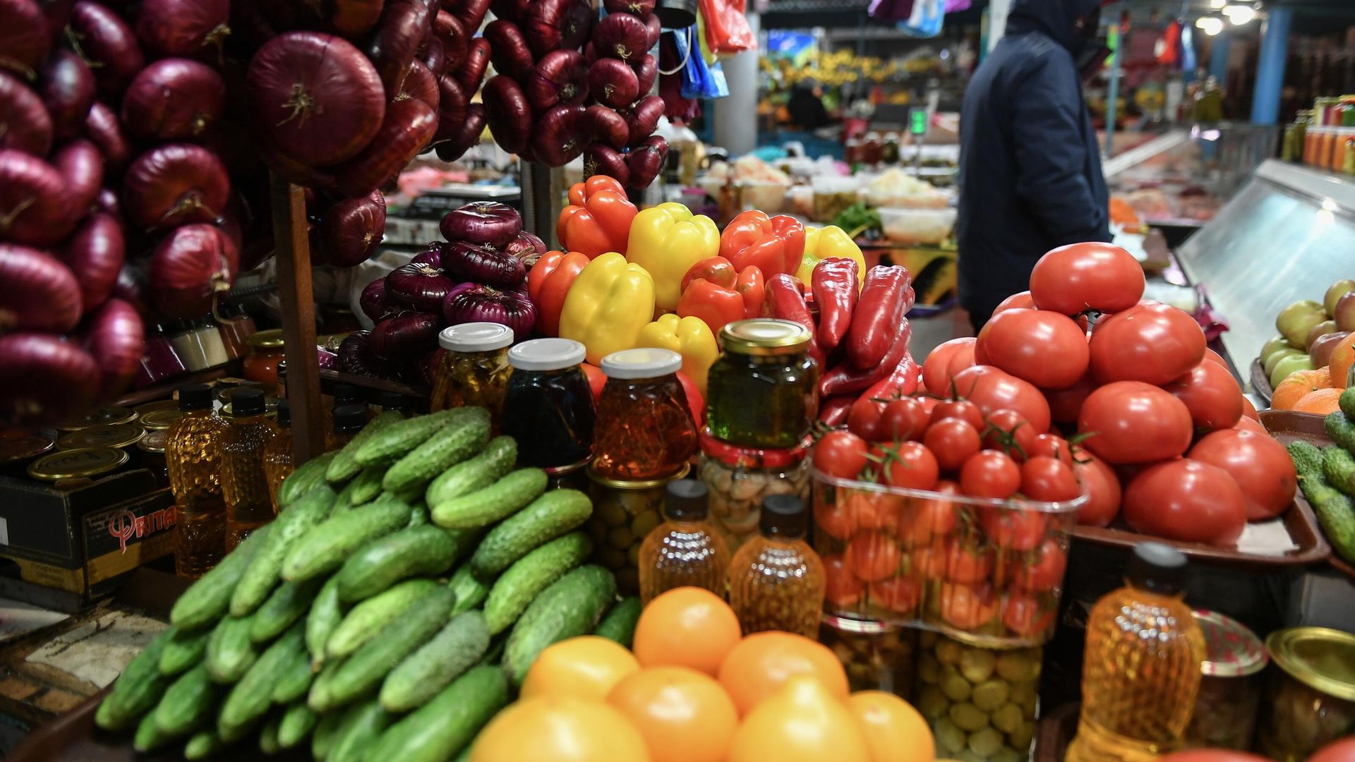 Продажа овощей и фруктов на Ялтинском овощном рынке Продажа овощей и фруктов на Ялтинском овощном рынке - РИА Новости, 1920, 30.12.2020