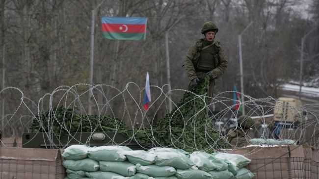 Блокпост российских миротворцев на въезде в город Шуша 