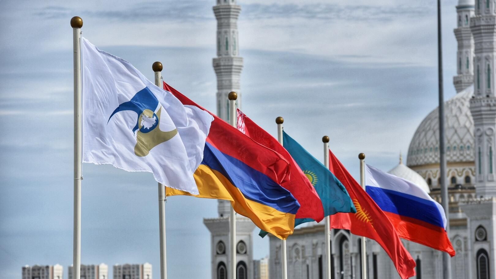 Флаги России, Киргизии, Казахстана, Белоруссии, Армении, а также с символикой Евразийского экономического союза (ЕАЭС) - РИА Новости, 1920, 02.10.2022