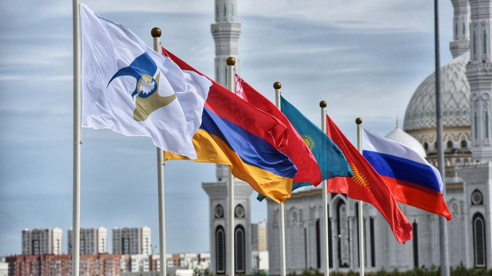 Флаги России, Киргизии, Казахстана, Белоруссии, Армении, а также с символикой Евразийского экономического союза (ЕАЭС) Флаги России, Киргизии, Казахстана, Белоруссии, Армении, а также с символикой Евразийского экономического союза (ЕАЭС) - РИА Новости, 1920, 27.05.2022