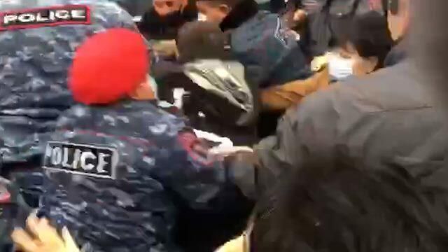 Потасовка между полицией и демонстрантами на акции протеста у здания правительства в Ереване Потасовка между полицией и демонстрантами на акции протеста у здания правительства в Ереване - РИА Новости, 1920, 10.12.2020