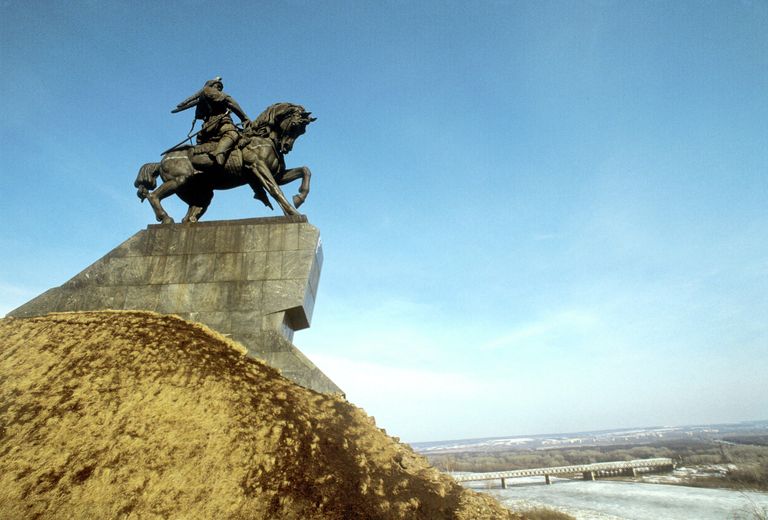 Памятник народному герою Башкирии, поэту Салавату Юлаеву стоит на берегу реки Белой Памятник народному герою Башкирии, поэту Салавату Юлаеву стоит на берегу реки Белой