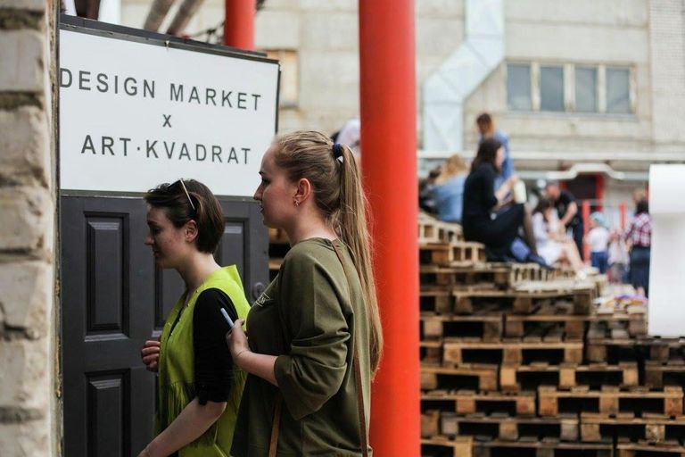 Люди на территории пространства Арт-квадрат в Уфе Люди на территории пространства Арт-квадрат в Уфе