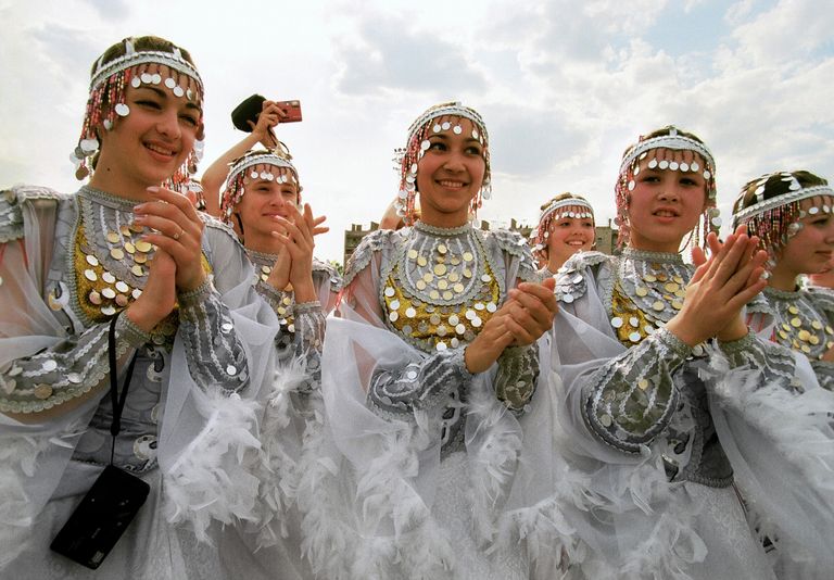 Башкирские девушки в национальных костюмах Башкирские девушки в национальных костюмах