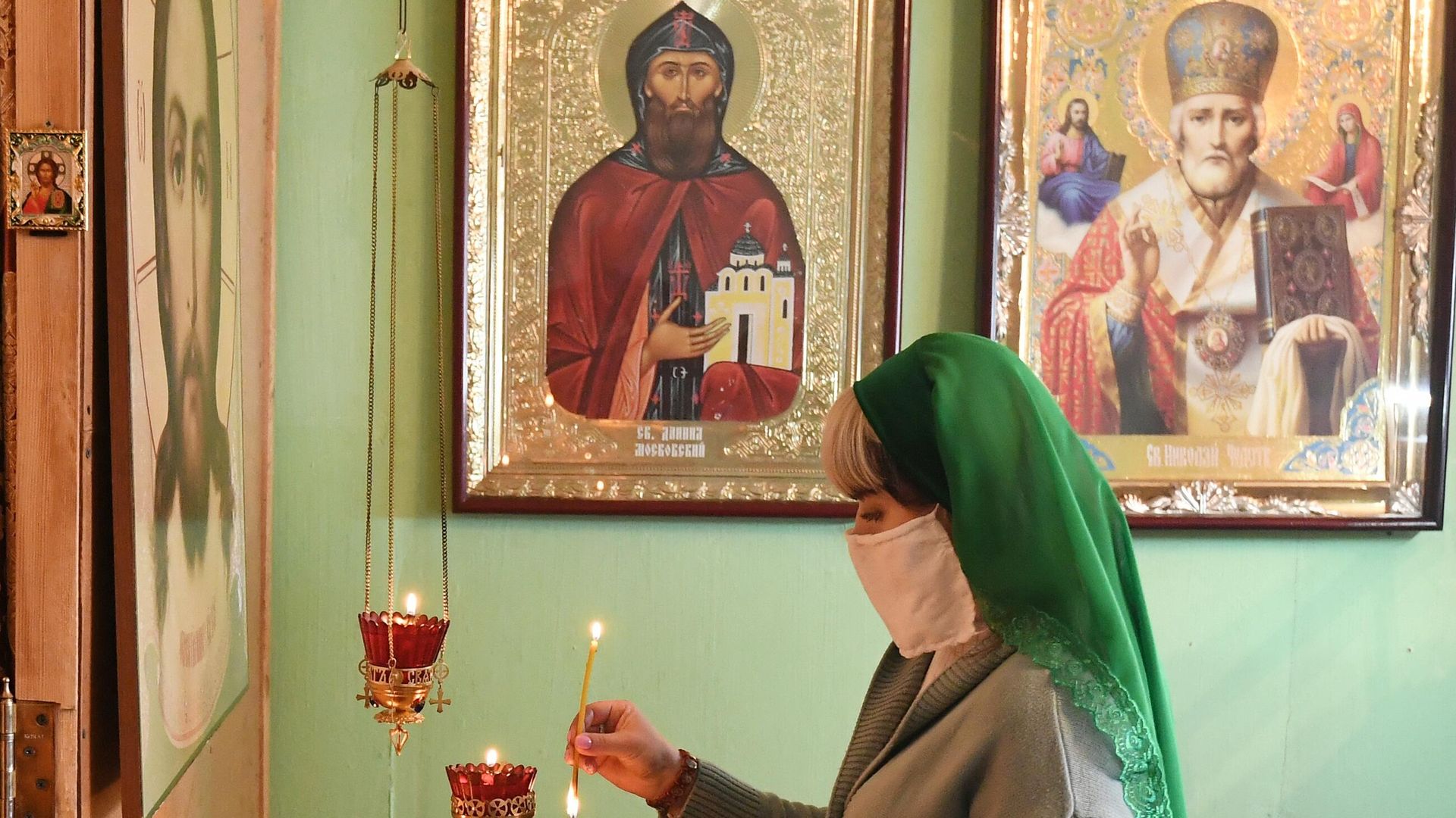 Верующая в медицинской маске во время Божественной литургии в православном Храме Святаго Князя Даниила Московского в селе Бартат Красноярского края Верующая в медицинской маске во время Божественной литургии в православном Храме Святаго Князя Даниила Московского в селе Бартат Красноярского края - РИА Новости, 1920, 28.06.2021