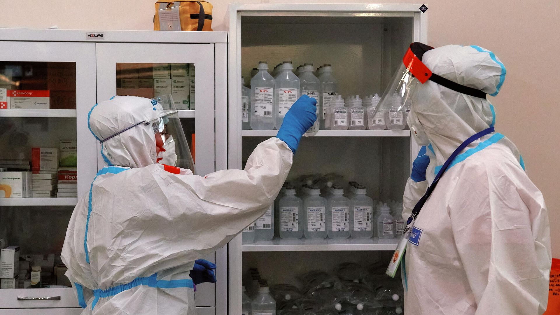 Медики у шкафа с лекарствами в реанимационном блоке временного госпиталя для больных COVID-19, организованного в выставочном комплексе Ленэкспо Медики у шкафа с лекарствами в реанимационном блоке временного госпиталя для больных COVID-19, организованного в выставочном комплексе Ленэкспо - РИА Новости, 1920, 17.12.2020