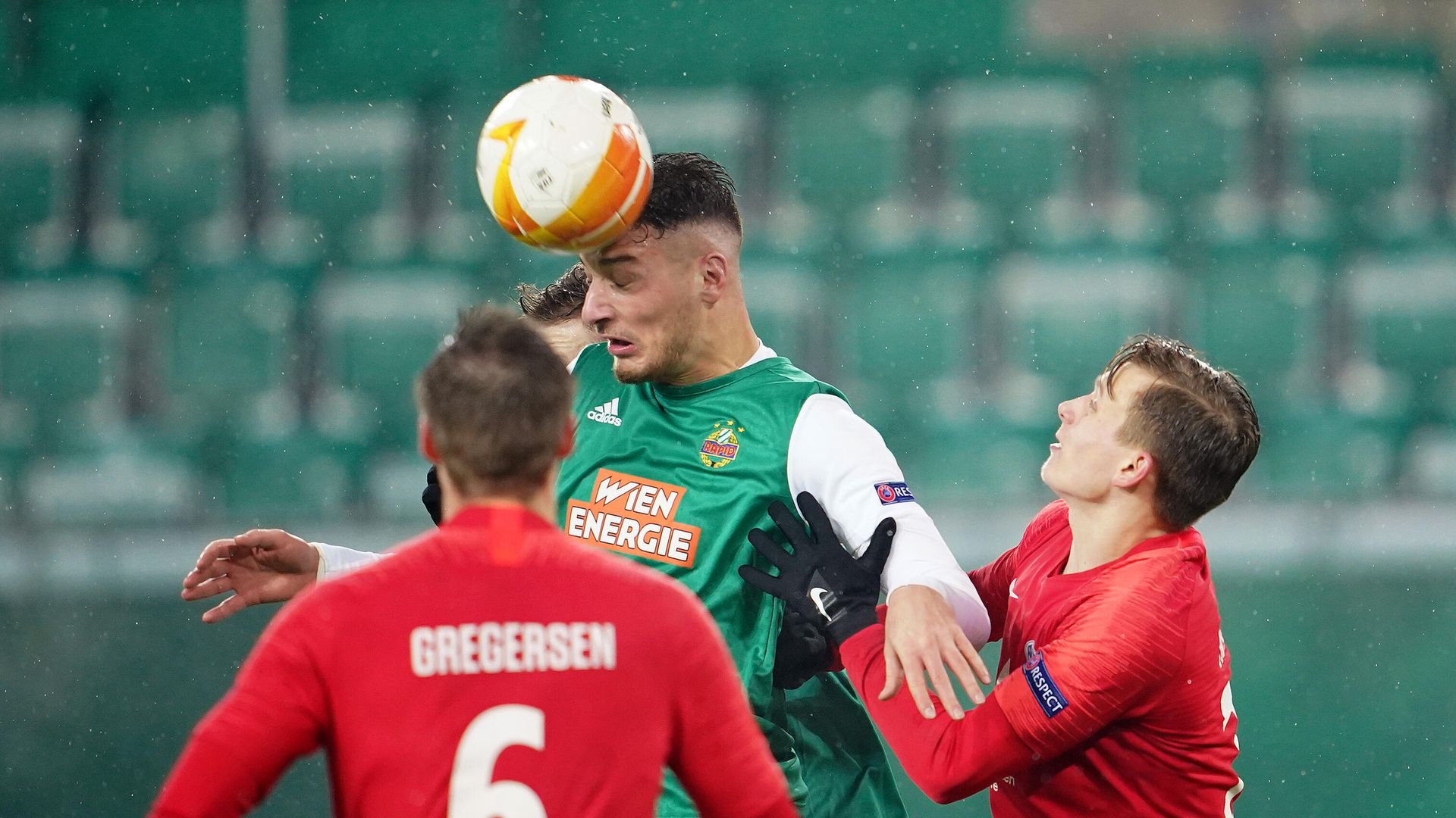 Rapid Wien's Austrian forward Ercan Kara and Molde's Norwegian defender Marcus Holmgren Pedersen vie for the ball during the UEFA Europa League Group B football match between SK Rapid Wien and Molde FK at the Weststadion in Vienna on December 10, 2020. (Photo by GEORG HOCHMUTH / APA / AFP) / AUSTRIA OUT Rapid Wien's Austrian forward Ercan Kara and Molde's Norwegian defender Marcus Holmgren Pedersen vie for the ball during the UEFA Europa League Group B football match between SK Rapid Wien and Molde FK at the Weststadion in Vienna on December 10, 2020. (Photo by GEORG HOCHMUTH / APA / AFP) / AUSTRIA OUT - РИА Новости, 1920, 10.12.2020