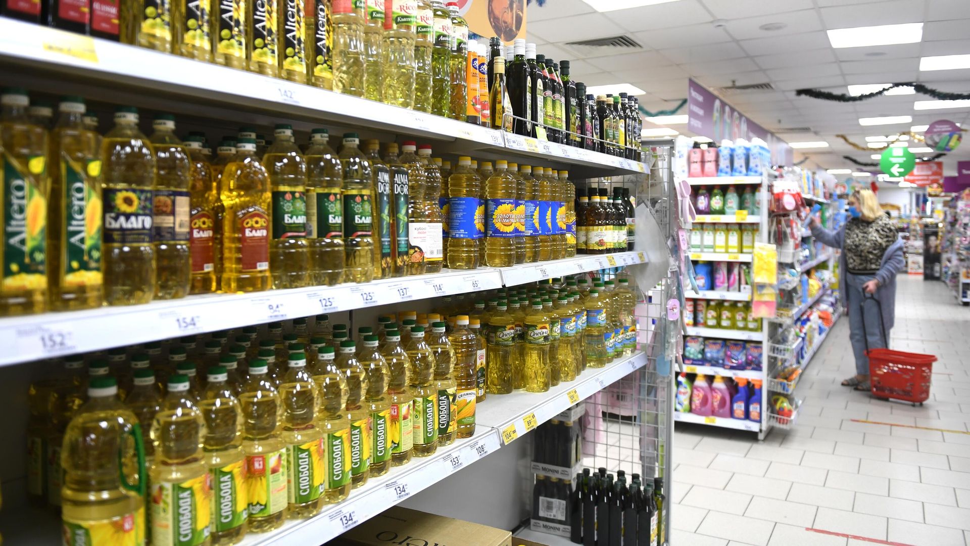 Бутылки с растительным маслом на полке магазина - РИА Новости, 1920, 12.12.2020