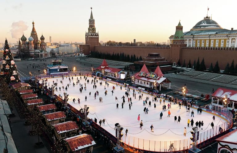 Гости катаются на ГУМ-катке на Красной площади в Москве Гости катаются на ГУМ-катке на Красной площади в Москве