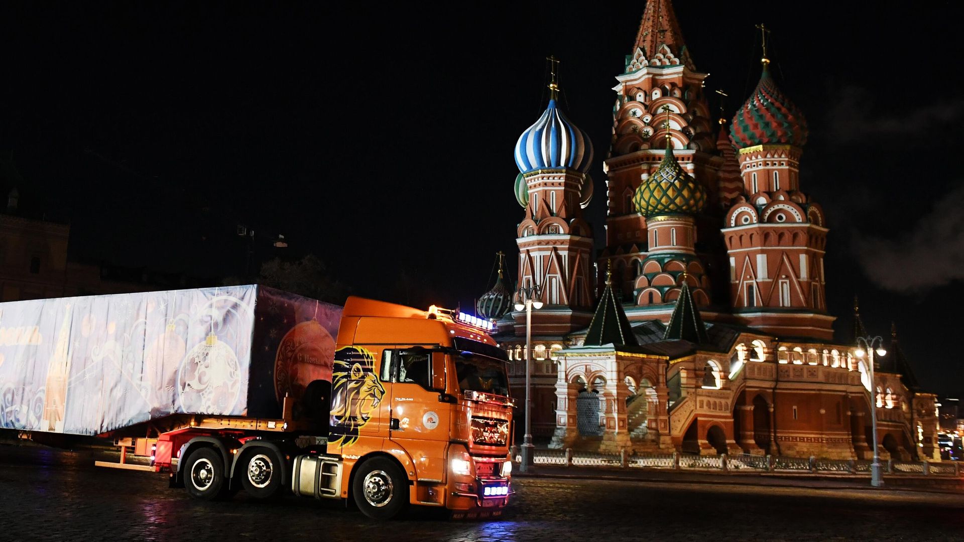 Главную новогоднюю елку доставили в Кремль Главную новогоднюю елку доставили в Кремль - РИА Новости, 1920, 11.12.2020