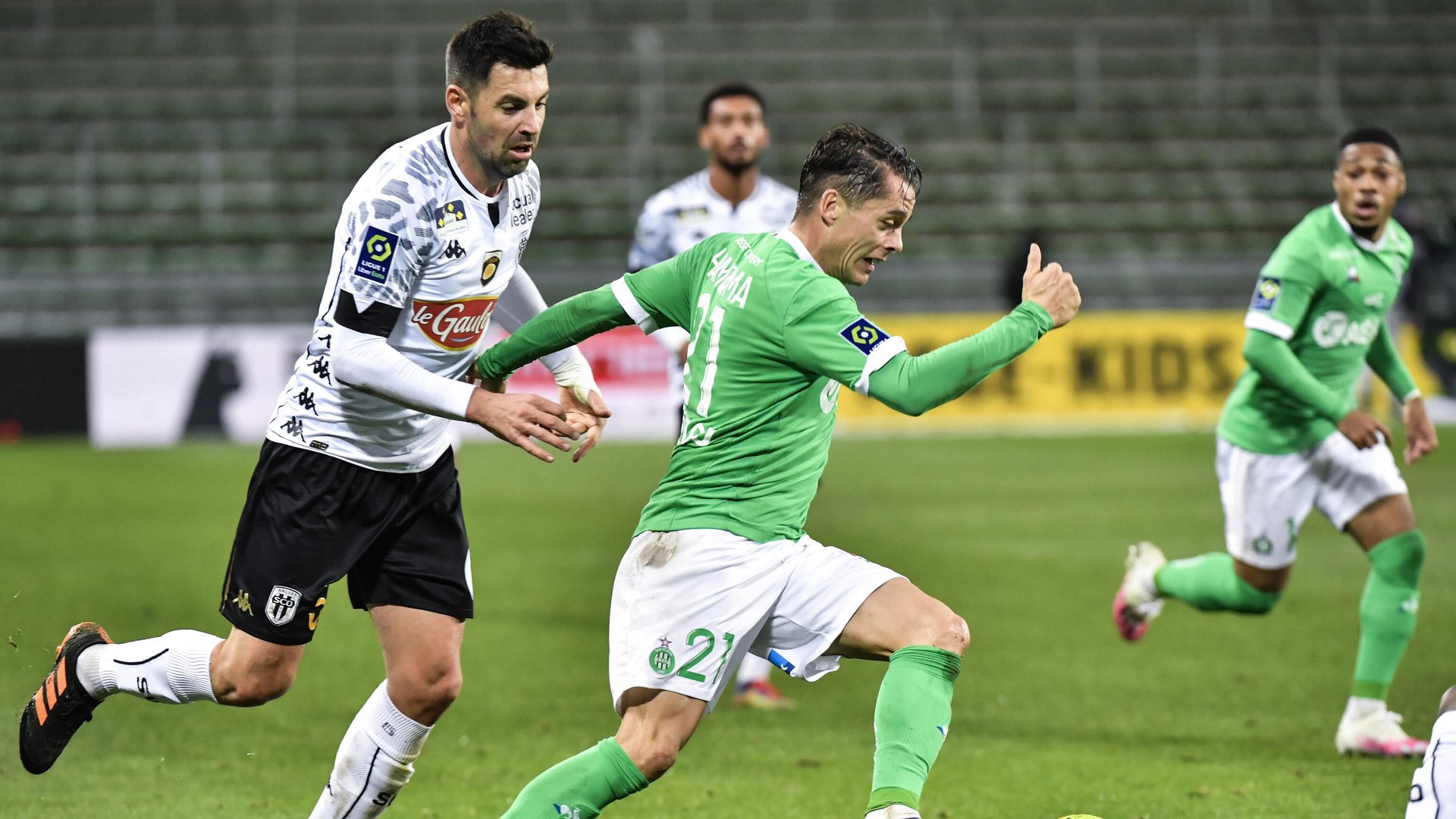 Saint-Etienne's French forward Romain Hamouma (R) fights for the ball with Angers' French midfielder Thomas Mangani (L) during the French L1 football match between AS Saint-Etienne and SCO Angers at the Geoffroy Guichard stadium in Saint-Etienne, central France, on December 11, 2020. (Photo by PHILIPPE DESMAZES / AFP) Saint-Etienne's French forward Romain Hamouma (R) fights for the ball with Angers' French midfielder Thomas Mangani (L) during the French L1 football match between AS Saint-Etienne and SCO Angers at the Geoffroy Guichard stadium in Saint-Etienne, central France, on December 11, 2020. (Photo by PHILIPPE DESMAZES / AFP) - РИА Новости, 1920, 12.12.2020